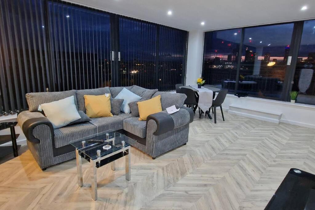 ברמינגהאם Penthouse - Amazing City Skyline Views - Free Parking - Balcony - Utilita Arena - New St Station - Bullring Shopping מראה חיצוני תמונה